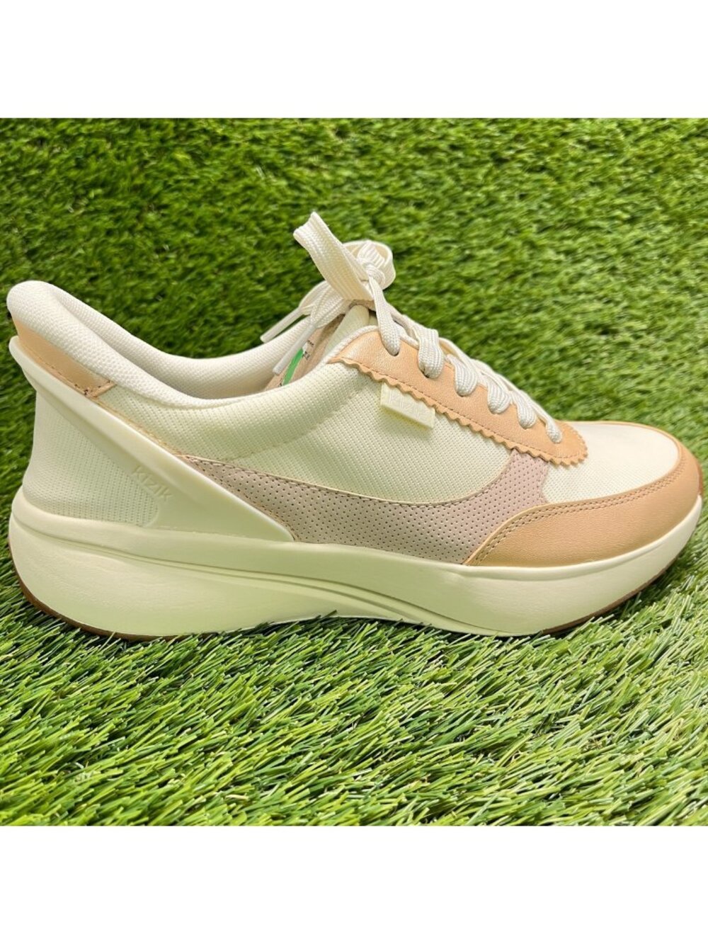 Kizik Paris Womens Size 7D Cream Tan Athletic Running Hands Free Shoes Sneakers